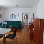 Cornelia Apartment